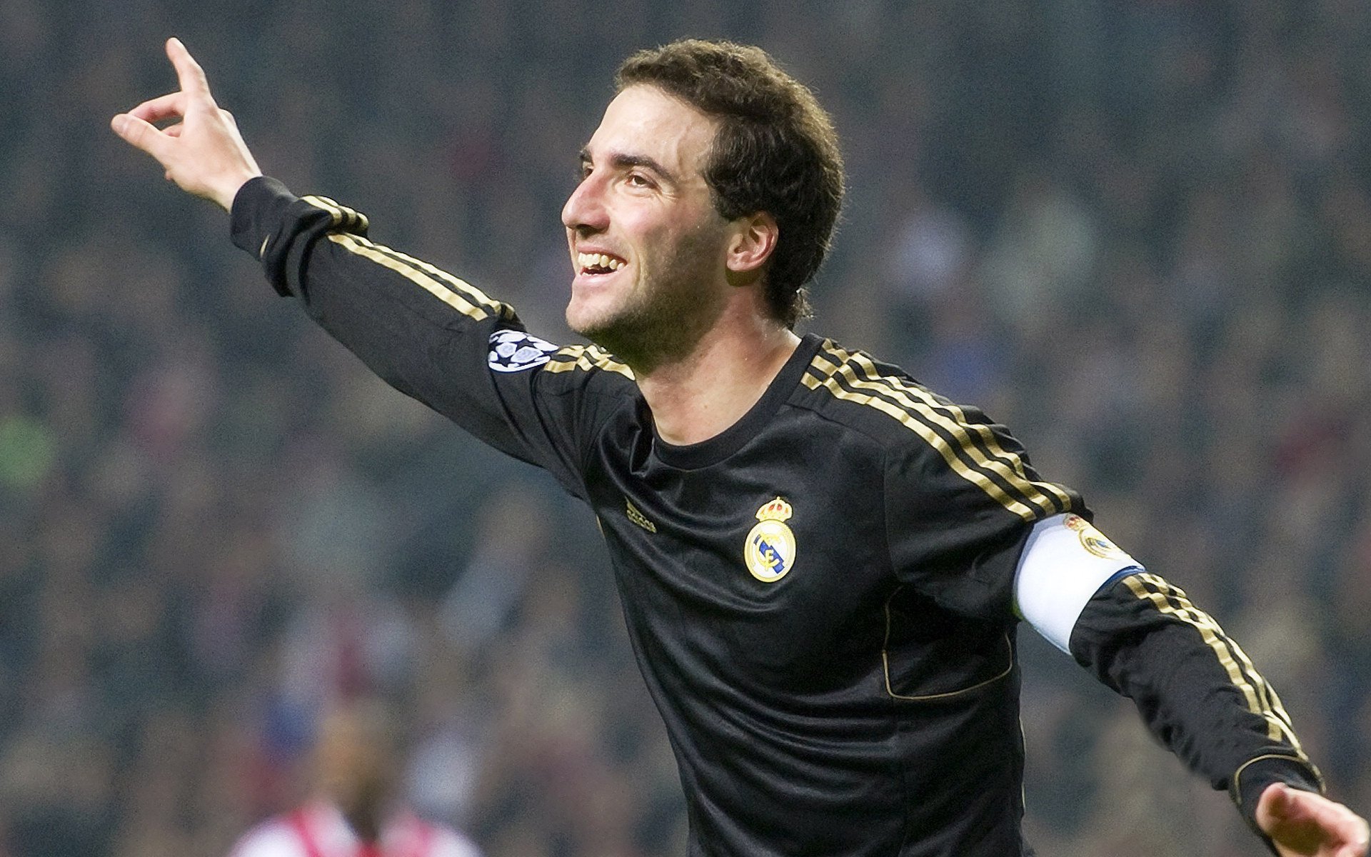 F1新赛季揭幕战之夜，哈兰德关键时刻站出来，当赛道轰鸣遇见绿茵传奇